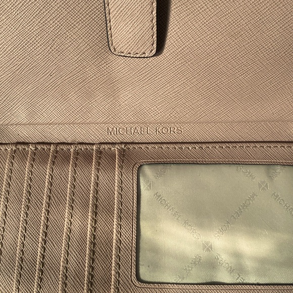 Michael Kors Jet Set Wristlet - Picture 4 of 13